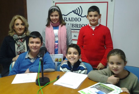 Los cinco alumnos premiados del colegio Ramón Crossa, con la concejal de Cultura, Josefina Herrera (Foto: Radio Ubrique).