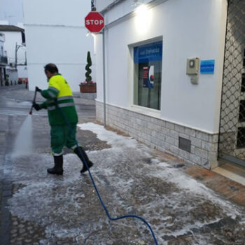Operarios de limpieza inician trabajos de desinfección en zonas públicas de Ubrique