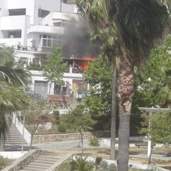Los bomberos sofocan un incendio iniciado en un hornillo en la terraza de una vivienda y propagado a otra contigua