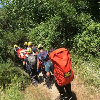 Bomberos de Ubrique auxilian a una senderista accidentada en Zahara