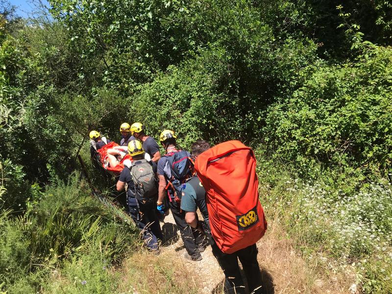 Bomberos de Ubrique auxilian a una senderista accidentada en Zahara