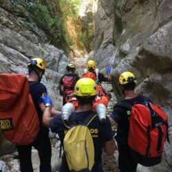 Bomberos del grupo de montaña de Ubrique rescatan a una barranquista accidentada en la Garganta Verde