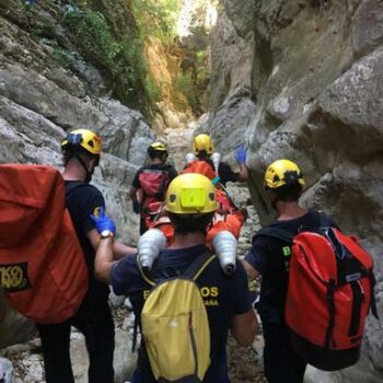 Bomberos del grupo de montaña de Ubrique rescatan a una barranquista accidentada en la Garganta Verde