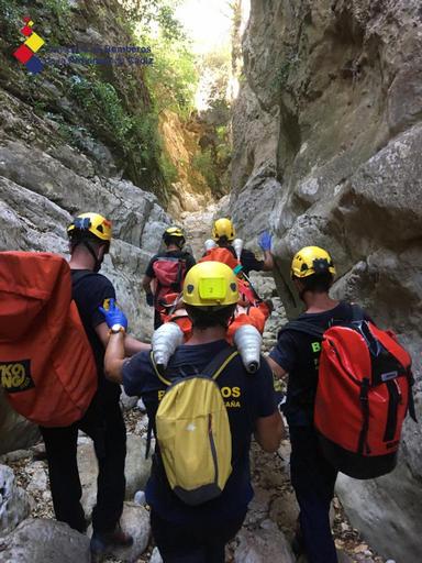 Bomberos del grupo de montaña de Ubrique rescatan a una barranquista accidentada en la Garganta Verde