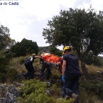 Bomberos del grupo de montaña de Ubrique rescatan el cadáver de un ciclista fallecido en el Puerto de las Palomas
