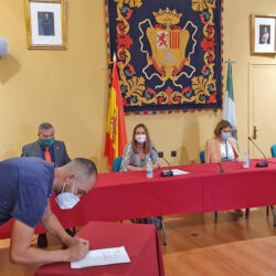 La consejera de Empleo preside la entrega de acreditaciones a los seis primeros trabajadores contratados por el Ayuntamiento de Ubrique para los 13 proyectos de la iniciativa ‘Aire’