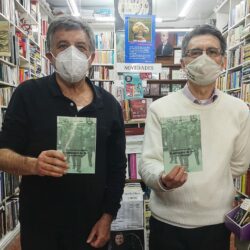 El historiador Antonio Morales Benítez, con su opúsculo sobre el referéndum de 1947 en la librería Manuel de Falla de Cádiz