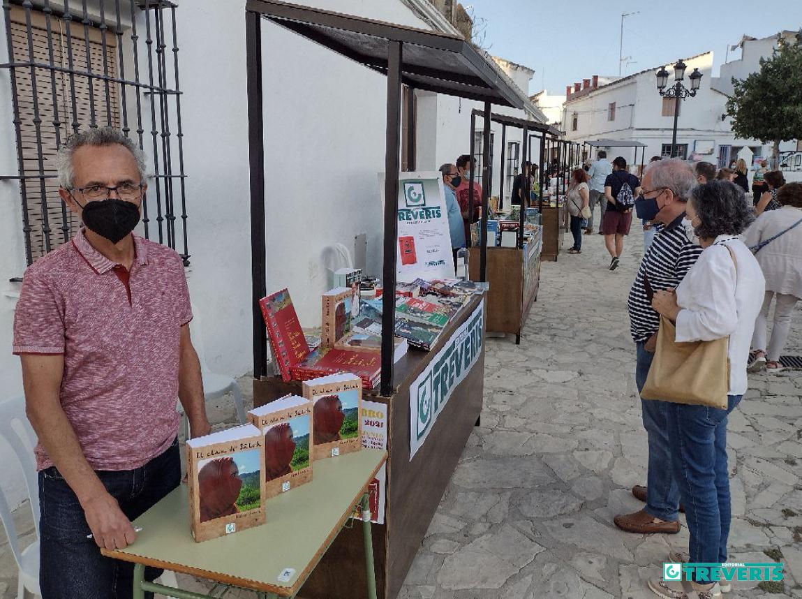 El <i>stand</i> de Editorial Tréveris en la Feria del Libro de Bornos, con el escritor Rafael Ramos