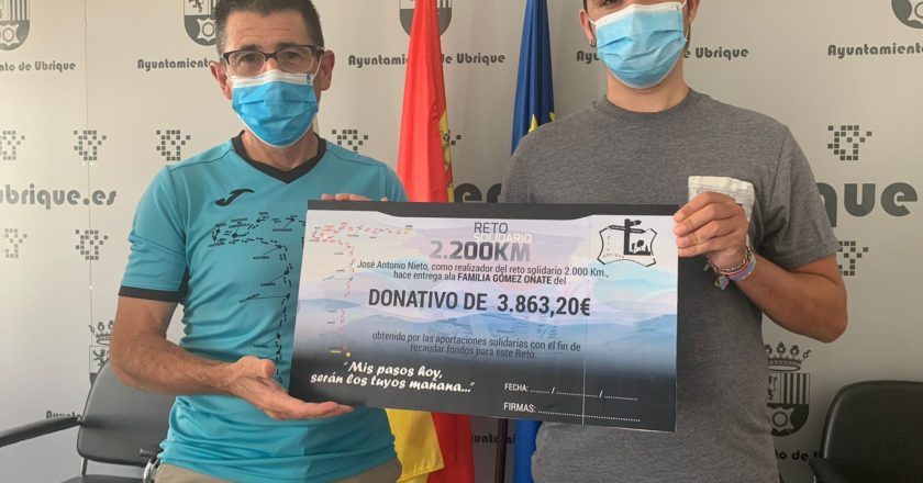 José Antonio Nieto entrega el cheque solidario a la familia Gómez Oñate