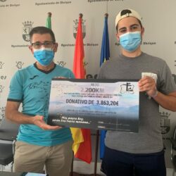 José Antonio Nieto entrega el cheque solidario a la familia Gómez Oñate