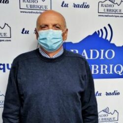 Manuel Sígler habla en la radio municipal de su libro <i>El Camino de Santiago desde Ubrique</i>