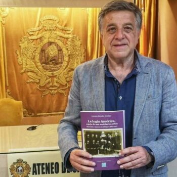 El historiador Antonio Morales Benítez presentó en el Ateneo de Cádiz su libro <i>La logia América</i>