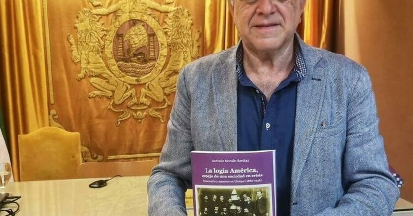 El historiador Antonio Morales Benítez presentó en el Ateneo de Cádiz su libro <i>La logia América</i>