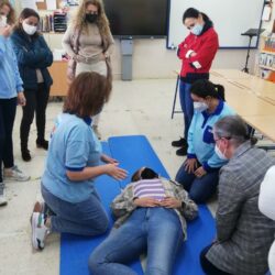 Profesionales del Centro de Salud imparten talleres sobre primeros auxilios a trabajadores del CEIP Ramón Crossa