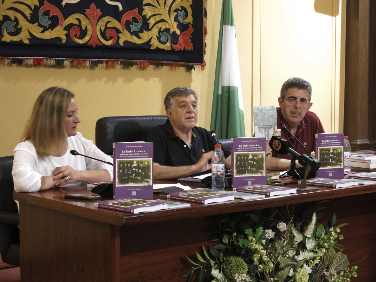 El autor, Antonio Morales, entre la alcaldesa, Isabel Gómez, y Pedro Bohórquez.
