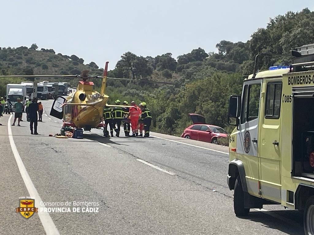 Helicóptero que trasladó a uno de los heridos al hospital de Jerez.