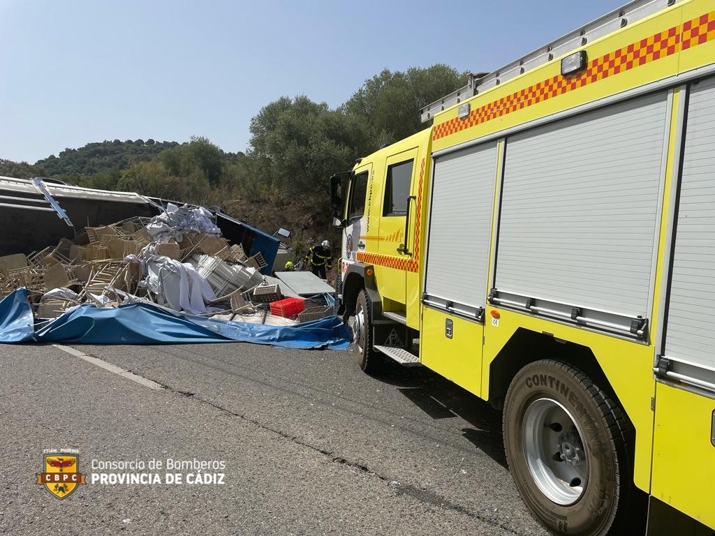 Los bomberos de Ubrique, Villamartín y Arcos intervinieron en el rescate.