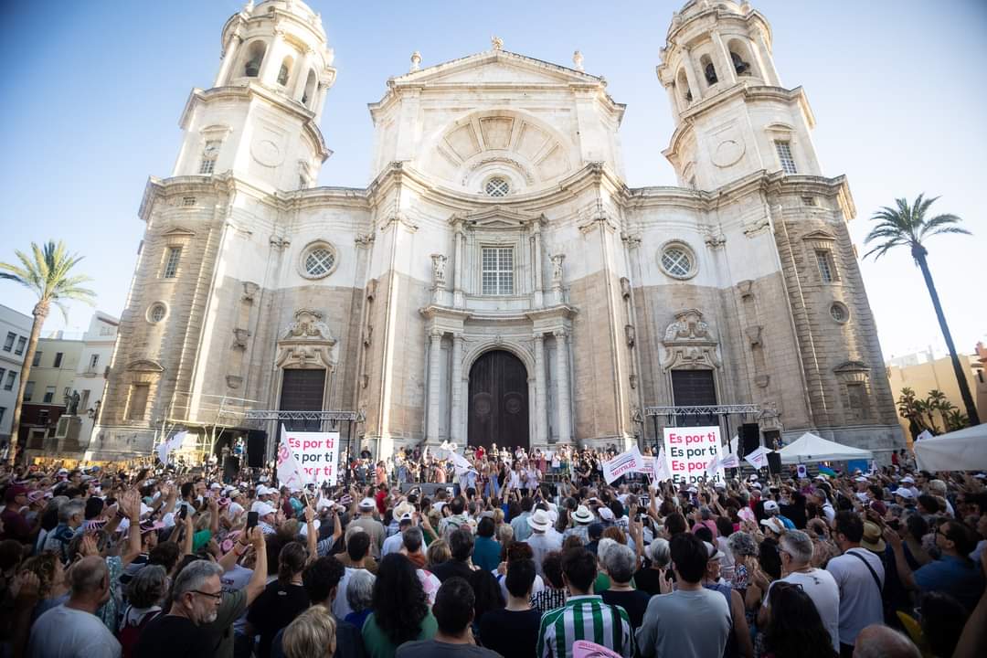 Asistentes al acto de Sumar en la plaza de la Catedral de Cádiz.