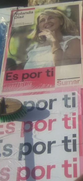 Pegada de carteles de Sumar en Ubrique.