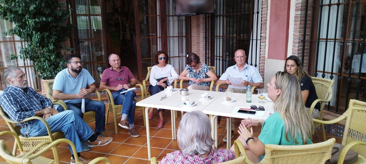 Reunión del coordinador provincial y otros miembros de IU con representantes de la plataforma "Por una asistencia pediátrica digna para Ubrique".