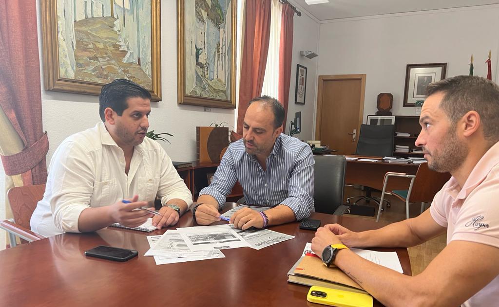 Jorge Vázquez, Marios Casillas y Daniel Domínguez, en el Ayuntamiento de Ubrique.