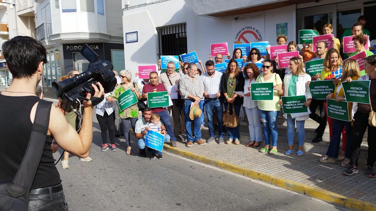 Representantes de IU y PSOE apoyaron a la plataforma en la concentración del Centro de Salud.