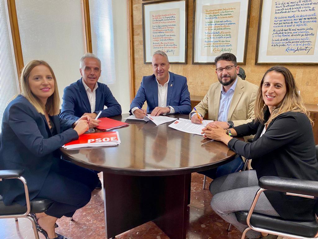 Firmantes del acuerdo entre PSOE e IU.
