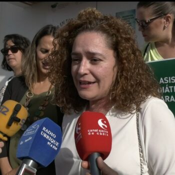 La parlamentaria de IU Inma Nieto alaba la constancia de las madres de Ubrique para pedir atención pediátrica digna
