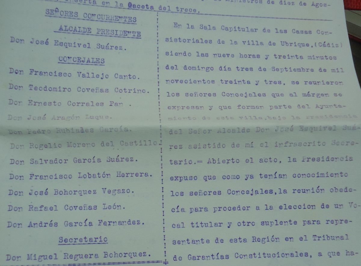 Asistentes a la sesión extraordinaria del Ayuntamiento de Ubrique para la elección de vocales del Tribunal de Garantías Constitucionales, 3/9/1933 (AHMU).