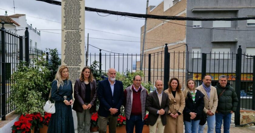 El alcalde de Ubrique, en la inauguración en Villamartín de un monolito a los represaliados de la Sierra