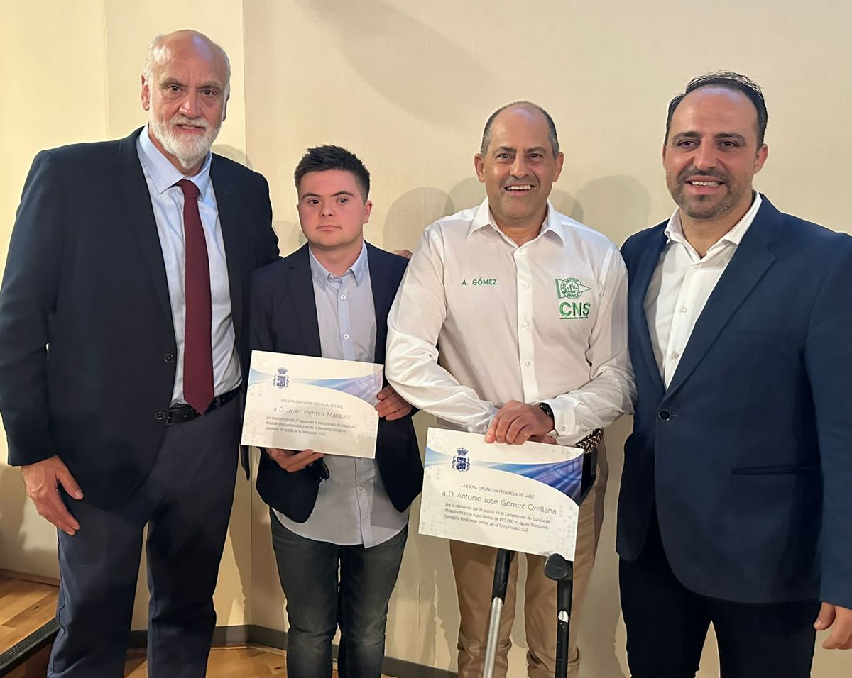 Los premiados, Javier Herrera Márquez y Antonio Gómez Orellana, con el vicepresidente segundo de la Diputación de Cádiz, Javier Vidal, y el alcalde de Ubrique, Mario Casillas.
