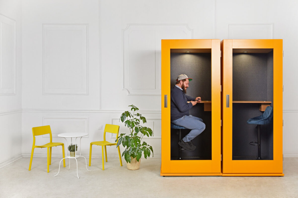 Cabinas acústicas en oficinas: espacios privados y tranquilos