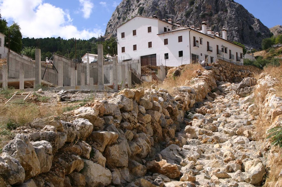 Desvío del río Guadalete con los dos edificios ilegales. En primer plano, el que se paralizó.