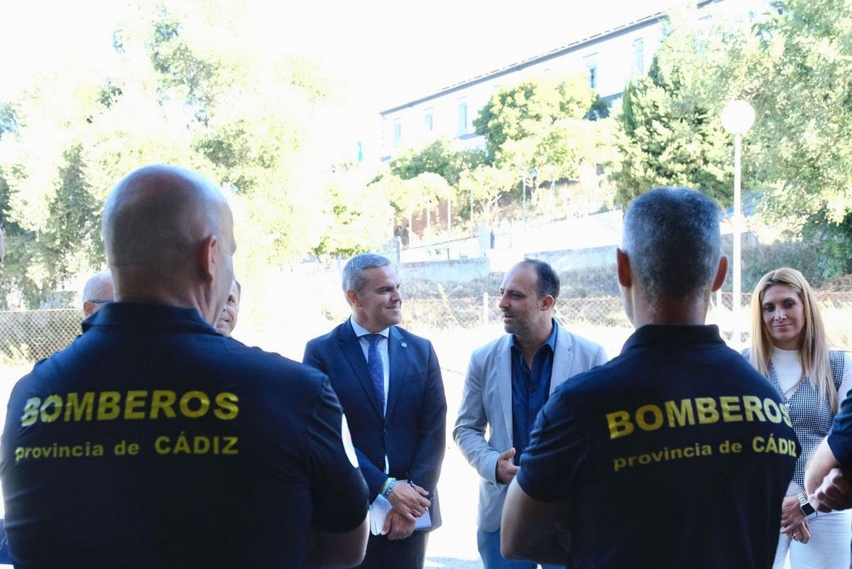 Visita del presidente del Consorcio de Bomberos, José Ortiz, al parque de Ubrique, en compañía del alcalde y la concejala de Seguridad.