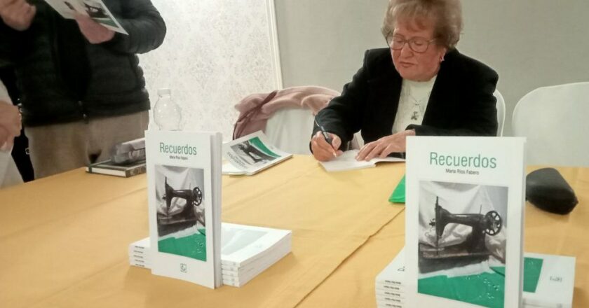 María Ríos Fabero presentó su libro de poesía <i>Recuerdos</i>