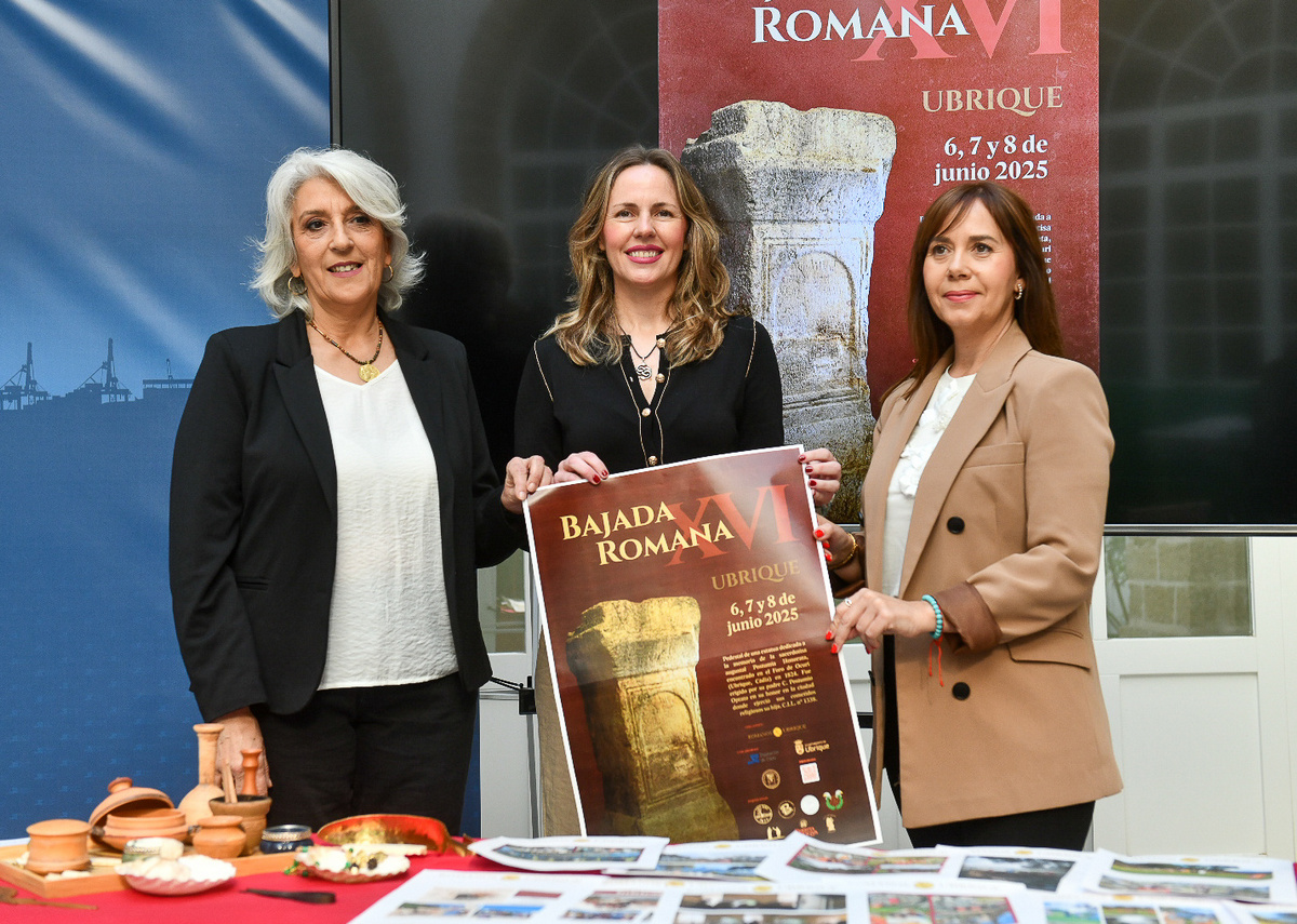 La diputada provincial de Cultura, Vanesa Beltrán, entre la concejala de Cultura, Patricia Caro, y la presidenta de la Asociación Romanos de Ubrique, Josefina Herrera.