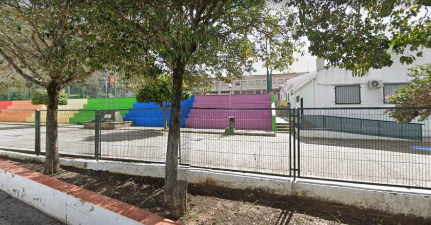 Tras un mes de reivindicación, la Junta contrata al técnico de integración social en el colegio Ramón Crossa