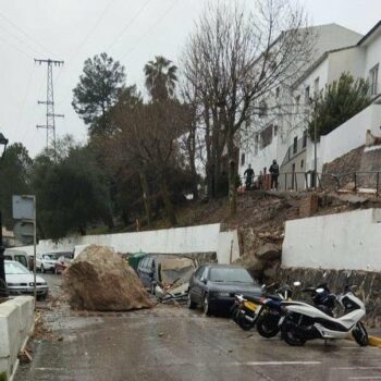 Una gran roca se desprende y colapsa una vivienda en La Calzada