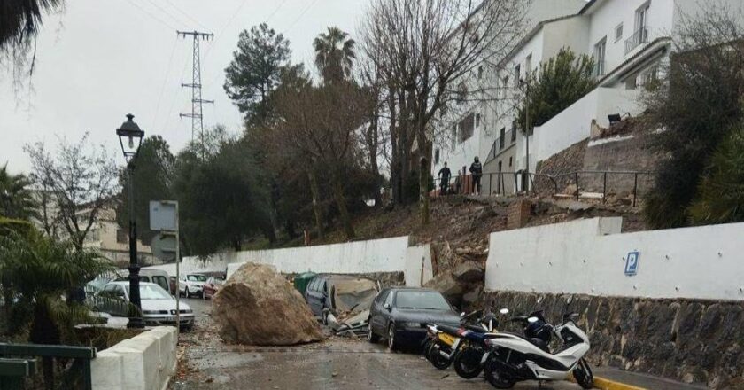 Una gran roca se desprende y colapsa una vivienda en La Calzada