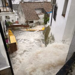 Técnicos valoran el caudal de Ubrique el Alto para aliviar la bajada de agua por las calles mientras la emergencia baja a nivel 1