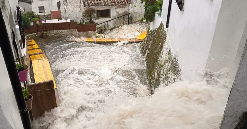 Técnicos valoran el caudal de Ubrique el Alto para aliviar la bajada de agua por las calles mientras la emergencia baja a nivel 1