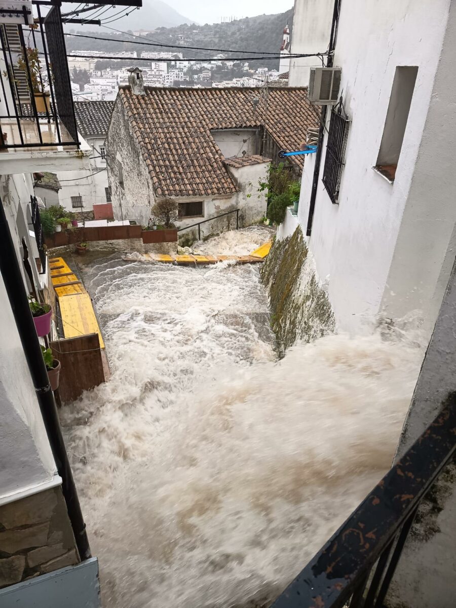 Técnicos valoran el caudal de Ubrique el Alto para aliviar la bajada de agua por las calles mientras la emergencia baja a nivel 1