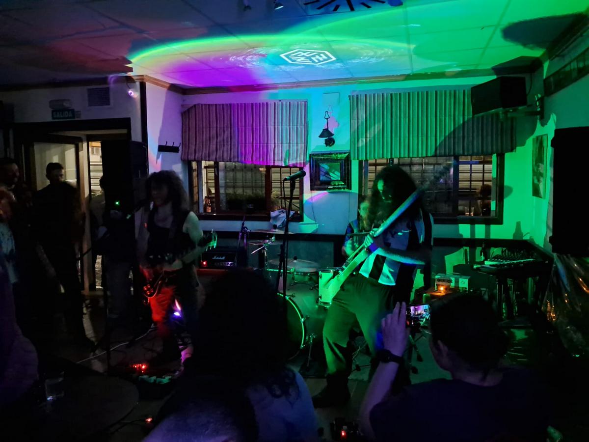 Psicodelia del trío ubriqueño en el Ambigú (L. G.).