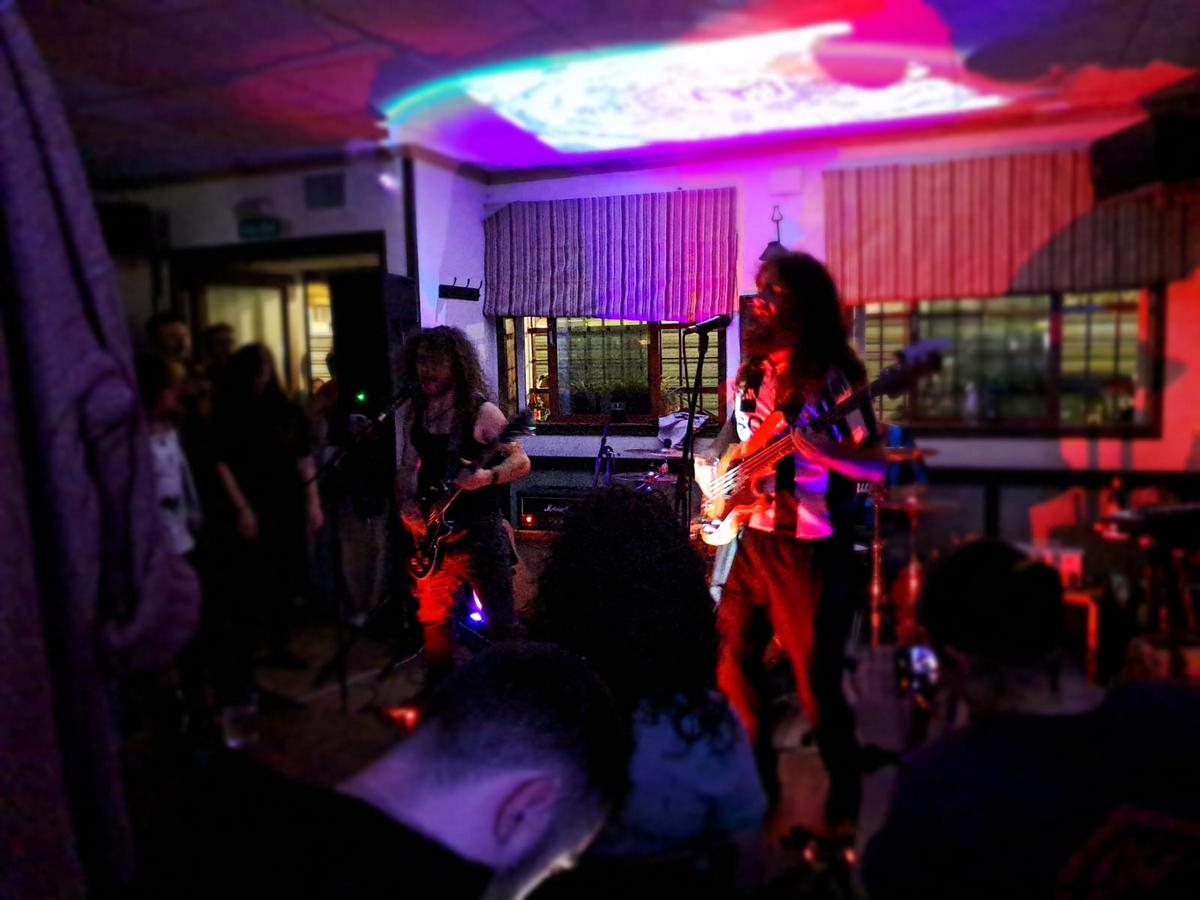 Actuación de Mientras las abejas duermen en el Ambigú (L. G.).