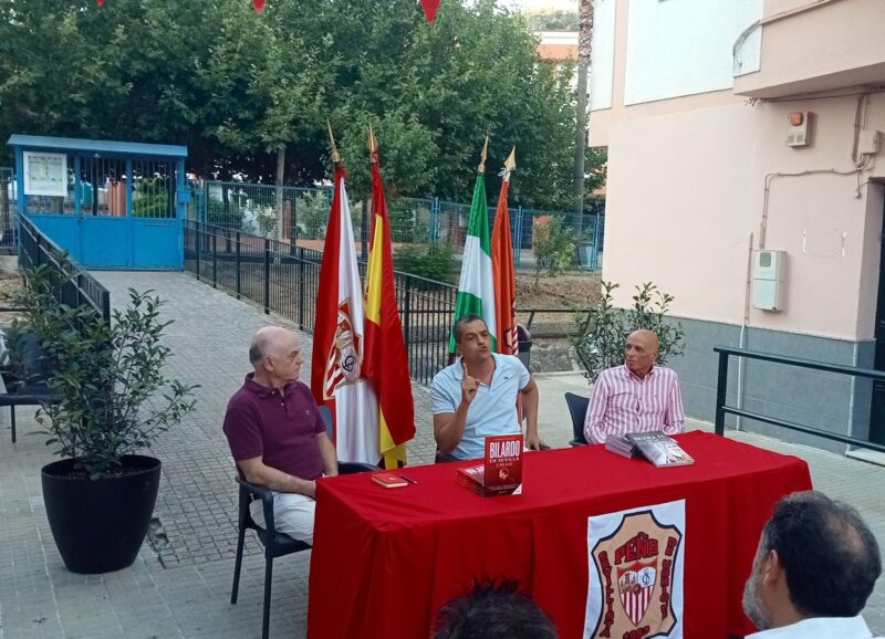 Roberto Arrocha, durante su intervención en la terraza de la Peña Sevillista de Ubrique.
