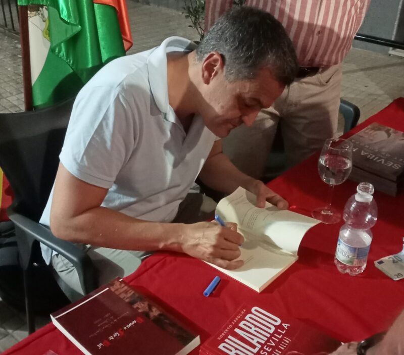 Roberto Arrocha, durante la firma de ejemplares de sus dos últimas obras.