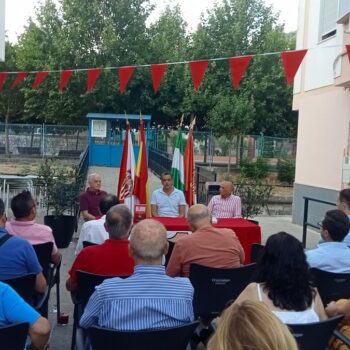El periodista Roberto Arrocha ofreció una charla coloquio y presentó sus dos últimos libros en la Peña Sevillista