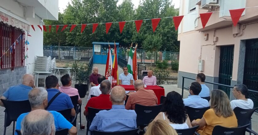 El periodista Roberto Arrocha ofreció una charla coloquio y presentó sus dos últimos libros en la Peña Sevillista