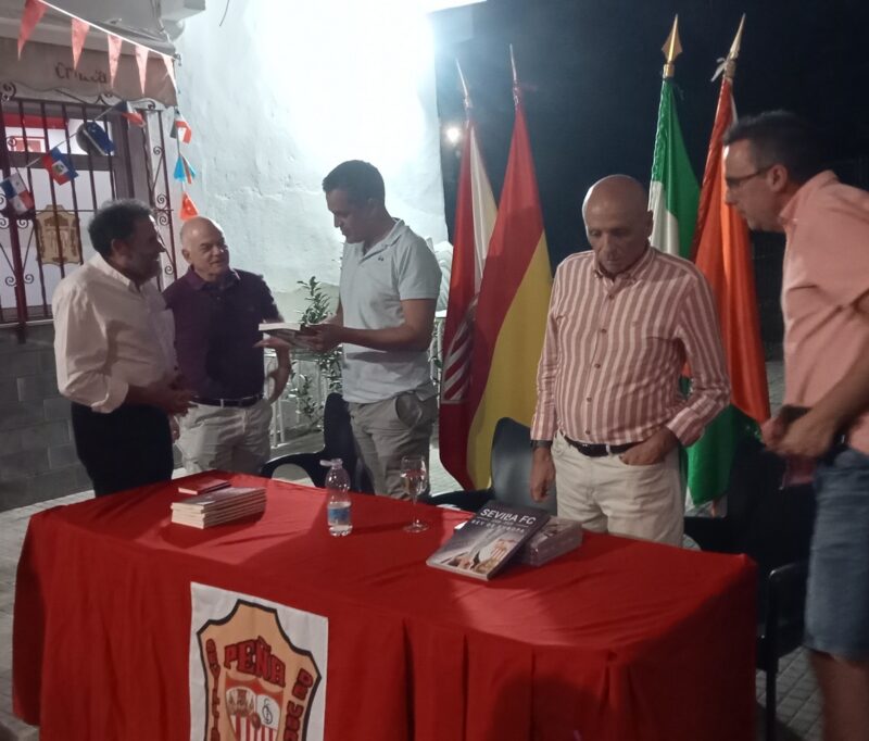 Entrega de obsequios al periodista en nombre de la Peña.