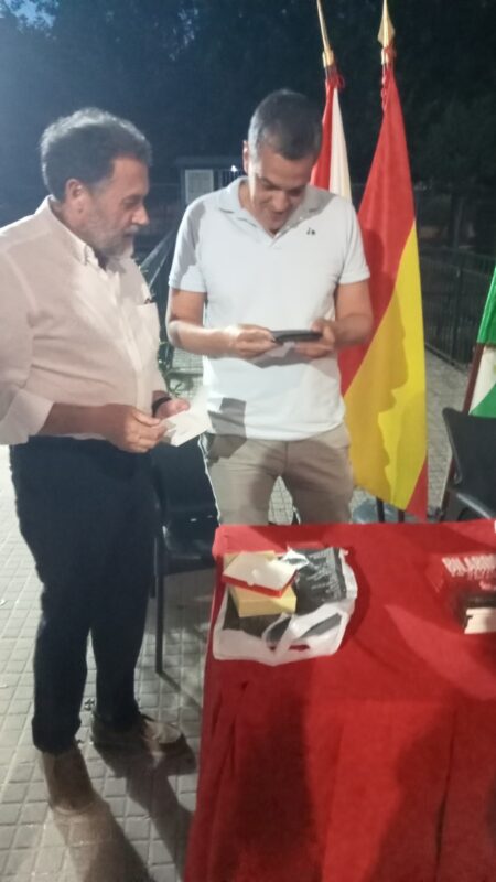 El directivo Juan Manuel Román entrega un obsequio al conferenciante en nombre de la Peña.